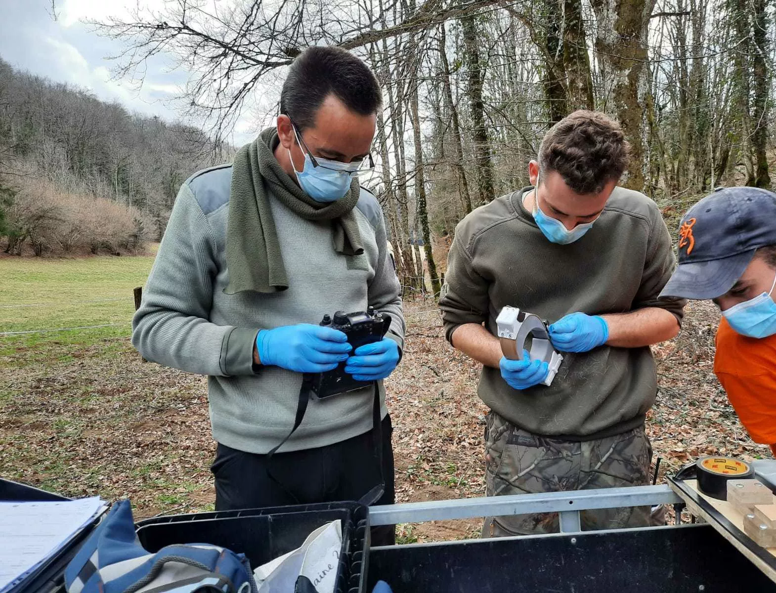 Avant d'être posés, les colliers GPS sont testés une dernière fois par les équipes. © FDC01