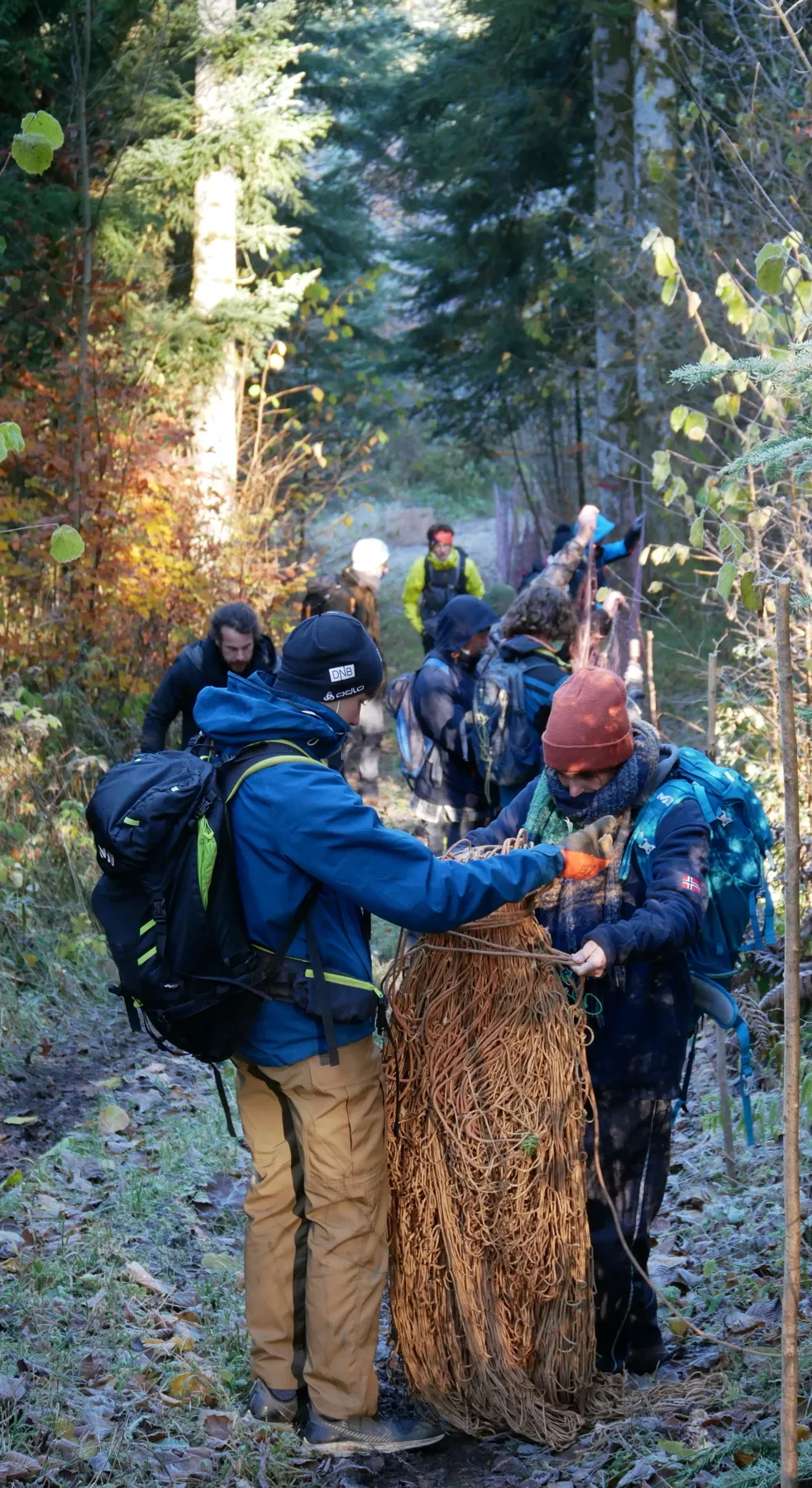 Mise en place des filets lors d'un panneautage avec les bénévoles et scolaires © FDC39/01